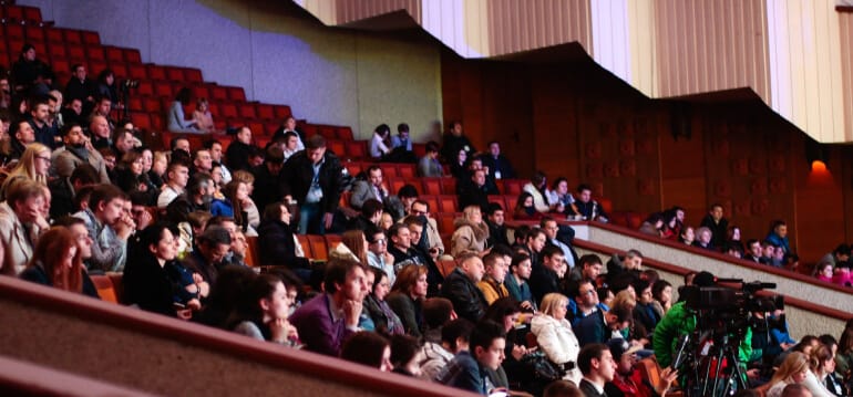 ver películas con amigos